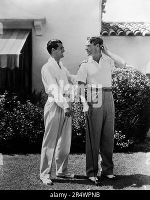 Cary Grant et Randolph Scott playing golf. Stock Photo