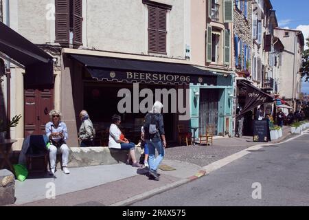 France, Provence-Alps, Cote d'Azur, Antibes, Tourists ast outside cafe bar in the old town. Stock Photo