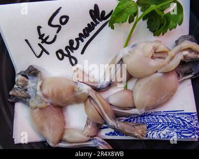 Close up on sale Frog legs, Cuisses de grenouille, in Paris market, France Stock Photo