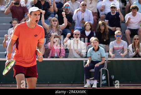 Paris, France. 30th May, 2023. Belgian Joran Vliegen celebrates during a men's doubles first round match between Belgian pair Gille-Vliegen and Croatian pair Mectic-Pavic at the Roland Garros French Open tennis tournament, in Paris, France, Tuesday 30 May 2023. This year's tournament takes place from 22 May to 12 June. BELGA PHOTO BENOIT DOPPAGNE Credit: Belga News Agency/Alamy Live News Stock Photo