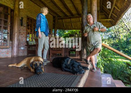The owner of Kumbali Country Lodge in conversation with travel journalist Angela Berg in Lilongwe, Malawi Stock Photo