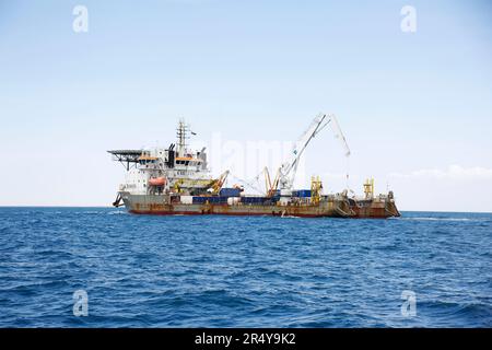 Hodeidah, Yemen. 30th May, 2023. A United Nations ship, an engineering vessel called 'Ndeavor,' arrives at the site of the FSO Safer vessel at Ras Issa port in Hodeidah province, Yemen, on May 30, 2023. A United Nations (UN) ship arrived on Tuesday at the site of the floating storage and offloading (FSO) Safer vessel, a decaying super oil tanker, off the coast of Ras Issa, Hodeidah in western Yemen. Credit: Mohammed Mohammed/Xinhua/Alamy Live News Stock Photo