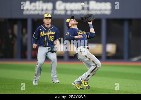 Tyrone Taylor makes leaping catch, 07/25/2022