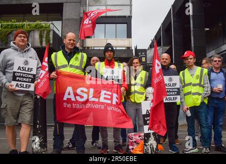 London, UK. 31st May 2023. ASLEF (Associated Society of Locomotive Engineers and Firemen) union members stand at the picket outside Euston Station as train drivers stage fresh strikes over pay. Credit: Vuk Valcic/Alamy Live News Stock Photo