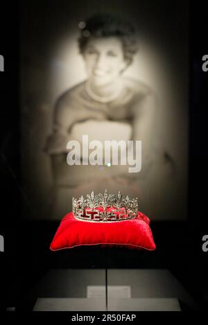 A tiara belonging to the Spencer family at the opening of Diana: A Celebration, which displays a collection of Diana’s garments and belongings from the Spencer family home, Althorp. Powerhouse Museum, Sydney, Australia. 27.09.07. Stock Photo