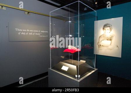 A tiara belonging to the Spencer family at the opening of Diana: A Celebration, which displays a collection of Diana’s garments and belongings from the Spencer family home, Althorp. Powerhouse Museum, Sydney, Australia. 27.09.07. Stock Photo