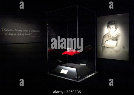 A tiara belonging to the Spencer family at the opening of Diana: A Celebration, which displays a collection of Diana’s garments and belongings from the Spencer family home, Althorp. Powerhouse Museum, Sydney, Australia. 27.09.07. Stock Photo