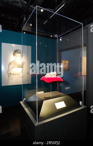 A tiara belonging to the Spencer family at the opening of Diana: A Celebration, which displays a collection of Diana’s garments and belongings from the Spencer family home, Althorp. Powerhouse Museum, Sydney, Australia. 27.09.07. Stock Photo