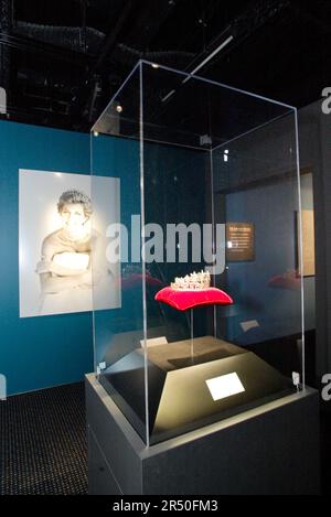 A tiara belonging to the Spencer family at the opening of Diana: A Celebration, which displays a collection of Diana’s garments and belongings from the Spencer family home, Althorp. Powerhouse Museum, Sydney, Australia. 27.09.07. Stock Photo