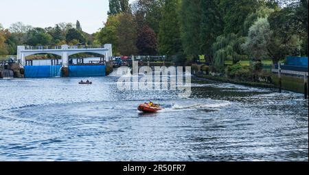 RNLI lifeboat crew on a training exercise in a dinghy at Teddington Lock,England,UK Stock Photo