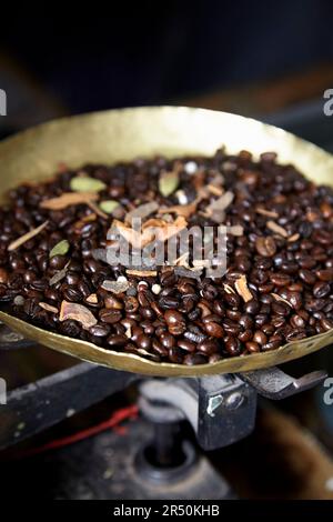 https://l450v.alamy.com/450v/2r50khb/coffee-beans-in-bowl-of-vintage-kitchen-scale-2r50khb.jpg