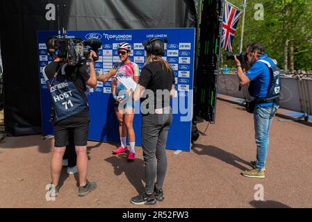 Chloe Dygert with media before the RideLondon Classique Stage 3 UCI Women's World Tour cycle race around roads in central London, UK. Stock Photo