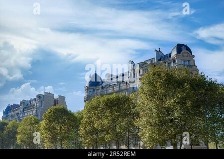 Paris, beautiful Haussmann facades in a luxury area of the capital, avenue de Breteuil Stock Photo