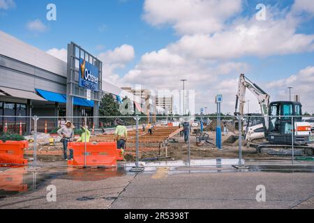 HARAHAN, LA, USA - MARCH 23, 2023: Construction project in front of Ochsner Fitness Center and Elmwood Shopping Center Stock Photo
