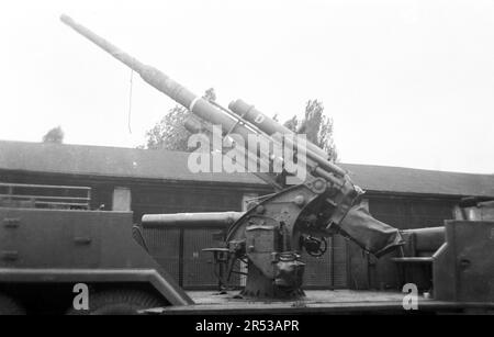 FLAK 36/37 8,8 cm / 88 mm Flugabwehrkanone mit VOMAG 7 Wehrmacht Luftwaffe 3. Reich - Anti Aircraft Gun 36/37 8,8cm / 88mm German Air Force Third Rich / Nazi Germany Stock Photo