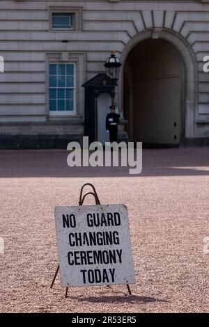 LONDON, UK - MAY 28, 2023:  Sign advising that there is no changing of the guard at Buckingham Palace Stock Photo