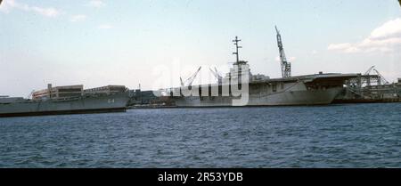 Philadelphia Naval Shipyard, United States- 1967: USS Wisconsin (BB-64) (left) and USS Antietam (CV/CVA/CVS-36) aircraft carrier Stock Photo