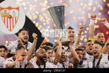 Budapest, May 31, 2023. Budapest, May 31, 2023: Ivan Rakitic and Jesus Navas of Sevilla FC lift the UEFA Europa League trophy after the team's victory during the UEFA Europa League Final football match between Sevilla FC and AS Roma at the Puskás Aréna stadium in Budapest, on May 31, 2023. Photo by, Kredit: Gabriella Barbara, Alamy Live News Stock Photo