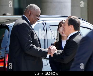 Tokyo, Japan. 1st June, 2023. US Secretary of Defense Lloyd Austin (L) is welcomed by Japanese Defense Minister Yasukazu Hamada (R) upon his arrival at the Defense Ministry in Tokyo, Japan, 01 June 2023. After Japan, Secretary of Defense Austin will travel to Singapore, India and France. (Credit Image: © POOL via ZUMA Press Wire) EDITORIAL USAGE ONLY! Not for Commercial USAGE! Stock Photo