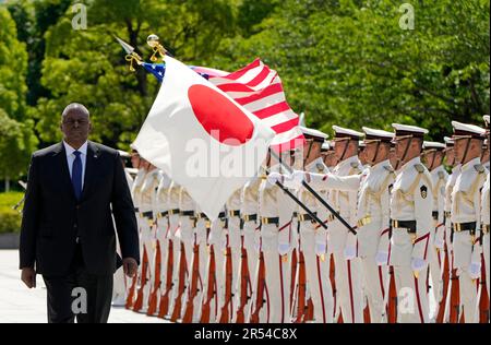 Tokyo, Japan. 1st June, 2023. US Secretary of Defense Lloyd Austin reviews the guard of honor at the Defense Ministry in Tokyo, Japan, 01 June 2023. After Japan, Secretary of Defense Austin will travel to Singapore, India and France. (Credit Image: © POOL via ZUMA Press Wire) EDITORIAL USAGE ONLY! Not for Commercial USAGE! Stock Photo