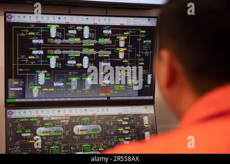 (230601) -- SHENZHEN, June 1, 2023 (Xinhua) -- A staff member works in the control room of the Enping 15-1 oil platform 200 km southwest of Shenzhen, south China, June 1, 2023. China's first offshore million-tonne carbon storage project was put into operation on Thursday in the South China Sea, according to the China National Offshore Oil Corporation (CNOOC). The project is designed to store a total of more than 1.5 million tonnes of carbon dioxide (CO2), which is equivalent to planting nearly 14 million trees, according to the company. The project, serving the Enping 15-1 oil platform Stock Photo