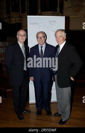 From left: Tony Pooley (Deputy Lord Mayor of Sydney), Hans Blix and Professor Stuart Rees A.M. (Director of the Sydney Peace Foundation).  Hans Blix, the former chief UN weapons inspector, is awarded the Sydney Peace Price by the Sydney Peace Foundation. The $50,000 prize is awarded annually to an individual who has made “significant contributions to global peace, including steps to eradicate poverty and other forms of structural violence”. Sydney Town Hall, Sydney, Australia. 07.11.07. Stock Photo