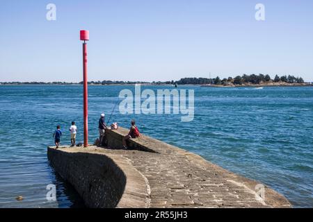 Arradon (Brittany, north-western France): angling in the Gulf of Morbihan Stock Photo