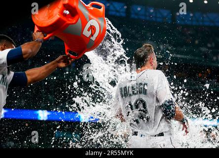 Teoscar Hernández, Cal Raleigh shine in Mariners' comeback win