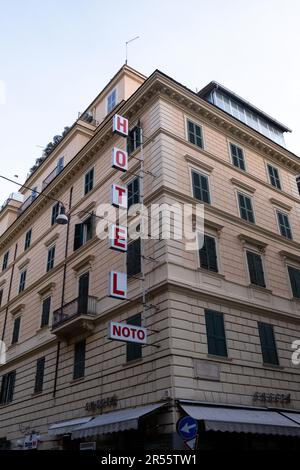 Italy, Roma, 2022-04-15. Tourism through the city of Rome, the Italian capital, with its monuments and archaeological sites. Italie, Rome, le 2022-04- Stock Photo