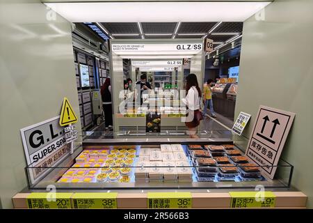 SHANGHAI, CHINA - JUNE 1, 2023 - Customers shop at a warehouse in Shanghai, China, June 1, 2023. This new store with a 'warehouse' theme opened in ear Stock Photo