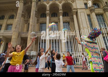 Bucharest, Romania. 1st June, 2023: Children play with soap bubbles in the courtyard of the Parliament Palace, where the Romanian Chamber of Deputies opened its doors on the occasion of Children's Day and organized various activities to entertain them. Credit: Lucian Alecu/Alamy Live News Stock Photo