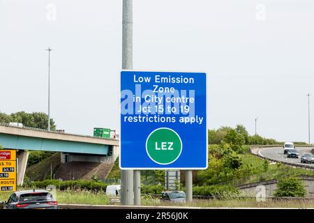 Glasgow City Centre LEZ, Low Emission Zone, warning sign on the M8 Motorway,  Scotland, UK, Europe Stock Photo
