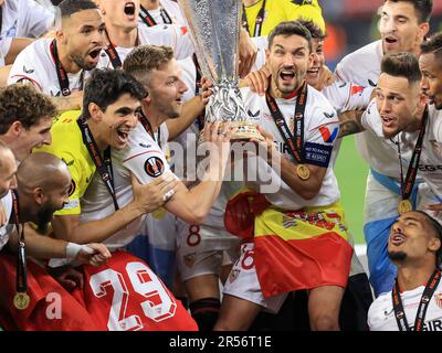 Budapest, May 31, 2023., Ivan Rakitic and Jesus Navas of Sevilla FC lift the UEFA Europa League trophy after the team's victory during the UEFA Europa League Final football match between Sevilla FC and AS Roma at the Puskás Aréna stadium in Budapest, on May 31, 2023. Photo by, Kredit: Gabriella Barbara, Alamy Live News Stock Photo