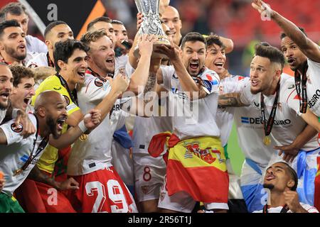 Budapest, May 31, 2023., Ivan Rakitic and Jesus Navas of Sevilla FC lift the UEFA Europa League trophy after the team's victory during the UEFA Europa League Final football match between Sevilla FC and AS Roma at the Puskás Aréna stadium in Budapest, on May 31, 2023. Photo by, Kredit: Gabriella Barbara, Alamy Live News Stock Photo