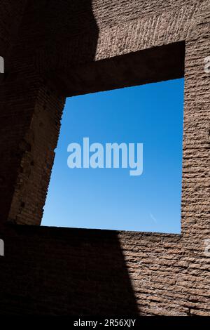 Italy, Roma, 2022-04-14. Tourism through the city of Rome, the Italian capital, with its monuments and archaeological sites. Italie, Rome, le 2022-04- Stock Photo