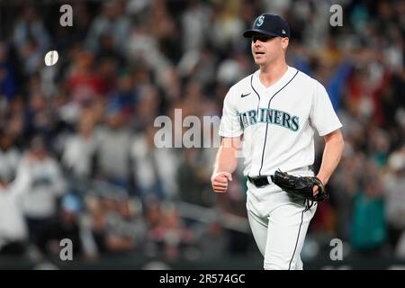 Justin Topa gets the save and the Mariners win the series! 