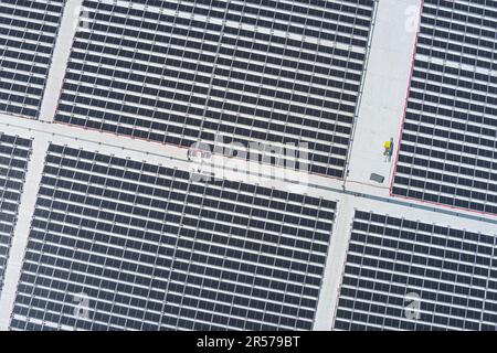 Aerial view of solar panels on warehouse roof, Pennsylvania, USA Stock Photo