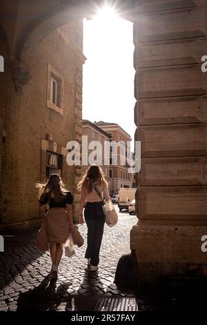 Italy, Roma, 2022-04-15. Tourism through the city of Rome, the Italian capital, with its monuments and archaeological sites. Italie, Rome, le 2022-04- Stock Photo