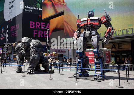 Robots spotted in Times Square to promote the film Transformers: Rise of the Beasts of the action and science fiction genre based on the Transformers toy line and influenced mainly by the storyline of the Beast Wars series. It is the seventh installment in the Transformers live-action film series and a sequel to Bumblebee, which served as a reboot of the franchise in theaters. 01 June 2023 (Photo: Vanessa Carvalho) Credit: Brazil Photo Press/Alamy Live News Stock Photo