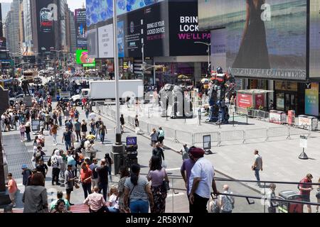 Robots spotted in Times Square to promote the film Transformers: Rise of the Beasts of the action and science fiction genre based on the Transformers toy line and influenced mainly by the storyline of the Beast Wars series. It is the seventh installment in the Transformers live-action film series and a sequel to Bumblebee, which served as a reboot of the franchise in theaters. 01 June 2023 (Photo: Vanessa Carvalho) Credit: Brazil Photo Press/Alamy Live News Stock Photo