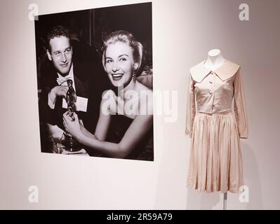 joanne woodward satin dress 1958. Joanne Woodward, best actress for 'The Three Faces of Eve' : r/Oscars
