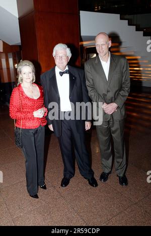 Peter Garrett, Minister of Parliament and member of rock group Midnight Oil (far right) with Dr Dwyer (of Prince of Wales Hospital) and his wife.   Hollywood Nights charity dinner in aid of the Prince of Wales Hospital Foundation  Four Seasons Hotel  23.11.06 Sydney, Australia Stock Photo