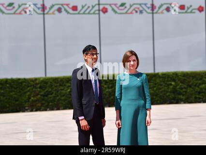 British Prime Minister Rishi Sunak poses with Washington Nationals