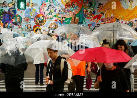 Tokyo, Japan. 2nd June, 2023. People holding umbrellas walk under the rain in Tokyo. On Friday morning, the Meteorological Agency issued a warning for ''significantly heavy rain'' leading officials to issue a warning of impending heavy rains. Some bullet trains and airports suspended all operations because of the rain. (Credit Image: © Rodrigo Reyes Marin/ZUMA Press Wire) EDITORIAL USAGE ONLY! Not for Commercial USAGE! Stock Photo