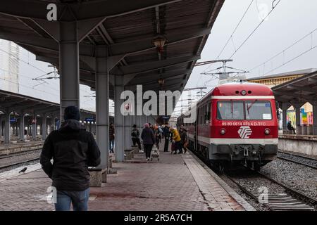 Picture of people leaving a train that just arrived in Bucharest Gara de Nord station. Bucharest North railway station, or Gara Bucuresti Nord, is the Stock Photo