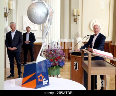 Berlin, Germany. 02nd June, 2023. Kai Wegner (CDU, r), governing mayor in Berlin, receives the European Handball Cup winners Füchse Berlin with their president Frank Steffelt (l) in the Rotes Rathaus and gives a speech. Credit: Wolfgang Kumm/dpa/Alamy Live News Stock Photo