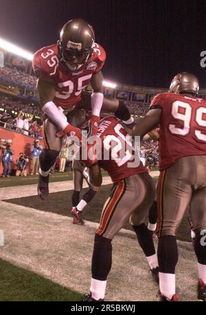 RAIDERS95-C-26JAN03-SP-PC Warren Sapp excited the Buccaneers crowd late in  the game. The Oakland Raiders vs. the Tampa Bay Buccaneers in Super Bowl  XXXVII. Halftime and third quarter action. PAUL CHINN/SF CHRONICLE (PAUL