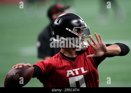 EAST RUTHERFORD, NJ - AUGUST 22: Atlanta Falcons quarterback Desmond Ridder  (4) throws during the National Football League game between the New York  Jets and the Atlanta Falcons on August 22, 2022