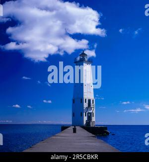 USA, Michigan, Lake Michigan, Frankfort, North Breakwater lighthouse (1932), square lighthouse with long keymason, kaymason, Harbor Lights Resort on Stock Photo