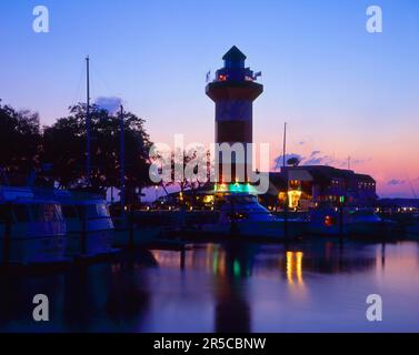 USA, South Carolina, Hilton Head Island, lighthouse, Harbour Town, harbour town with lighthouse (1970) at night, twilight, evening mood, sunset Stock Photo